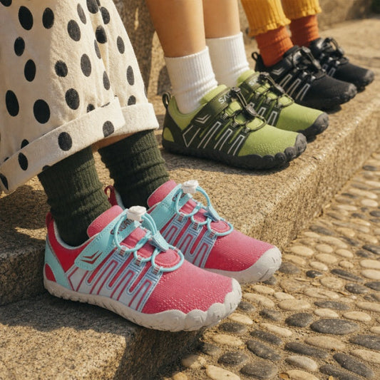 Enfants portant des chaussures barefoot qui laissent les pieds bouger naturellement